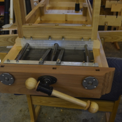 Tailvise jaw, adjustment nut/ washer, the bench screw and the guide mechanism mounted below the bench.